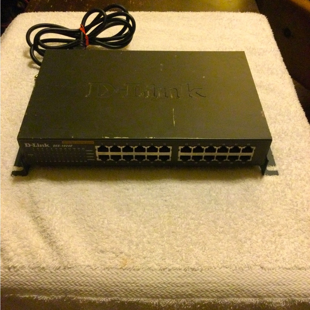 D-Link DGS-1024D 24-Port Gigabit Unmanaged Metal Desktop or Rackmount Switch (DG